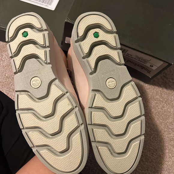 New in box baby pink timberland boots - Picture 4 of 6